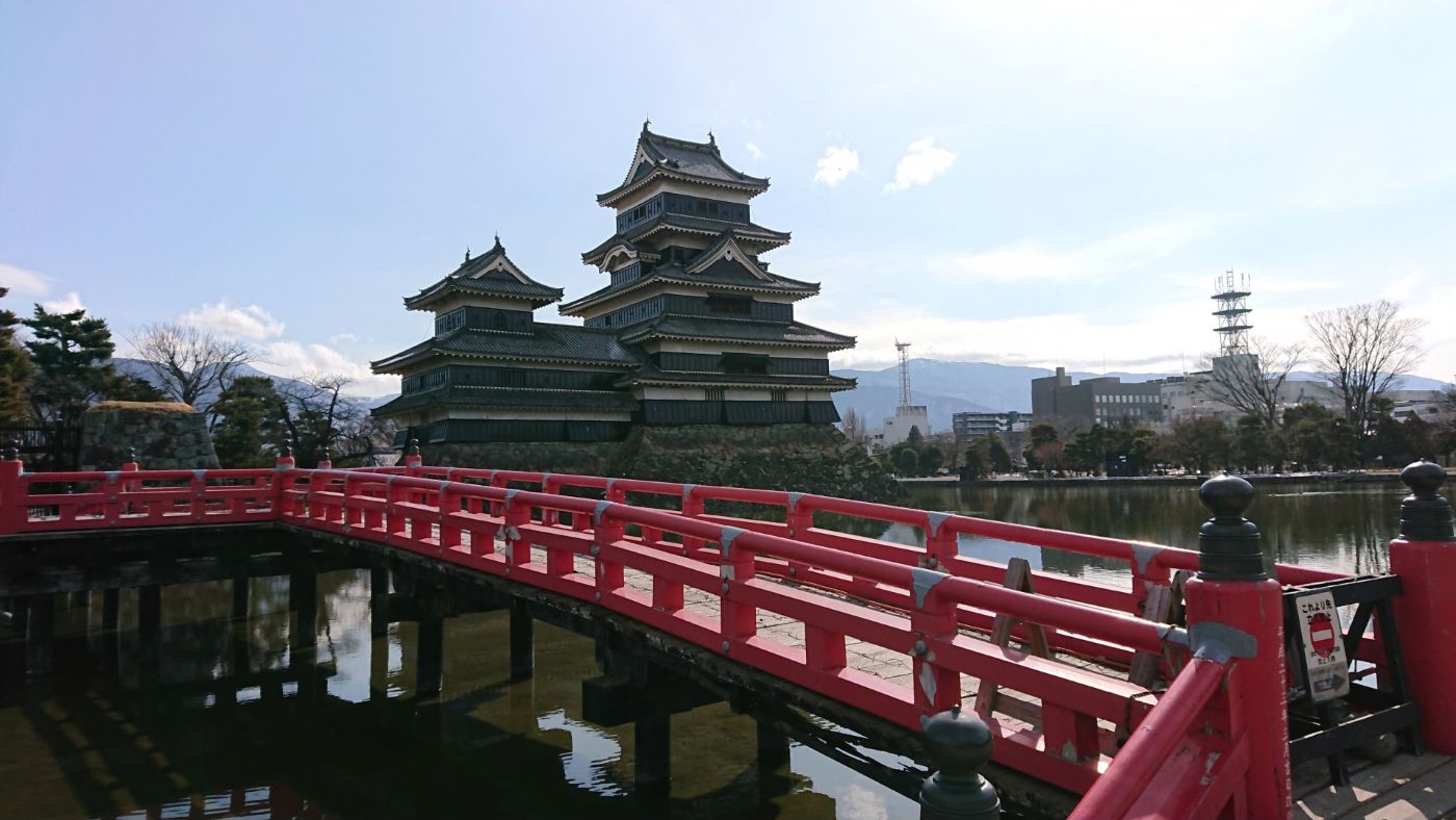 Matsumoto Castle s famouse red bridge